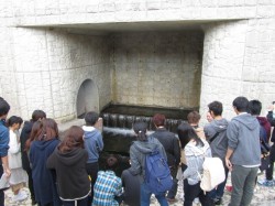 地下ダムの仕組みがわかります(慶座地下ダム)