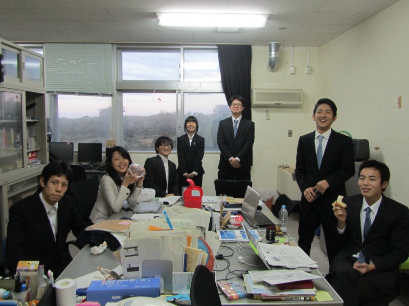会場から農業経済の学生研究室に戻ってきて、手伝いの3年生も一緒に。 みんなほっとした表情ですが、別に卒業が決まったわけではありません。